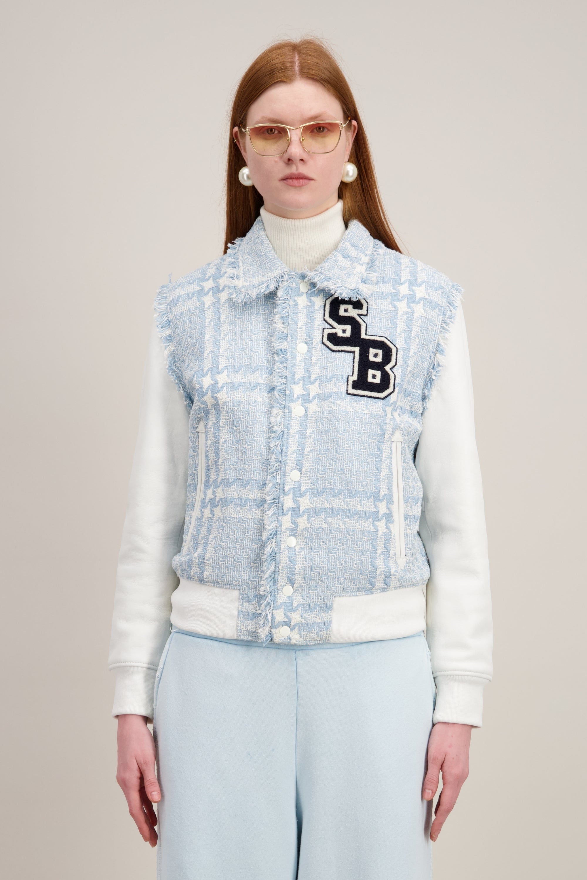 Varsity Jacket, plastron en tissu tweed exclusif, bleu écru. Vu en détail