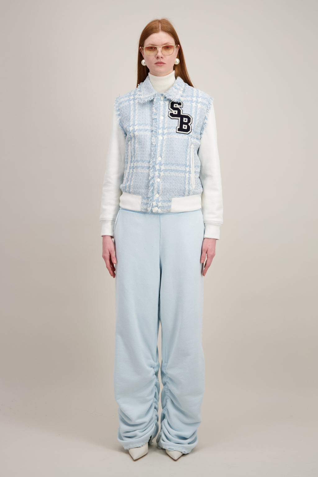 Varsity Jacket, plastron en tissu tweed exclusif, bleu écru. Vu en entier