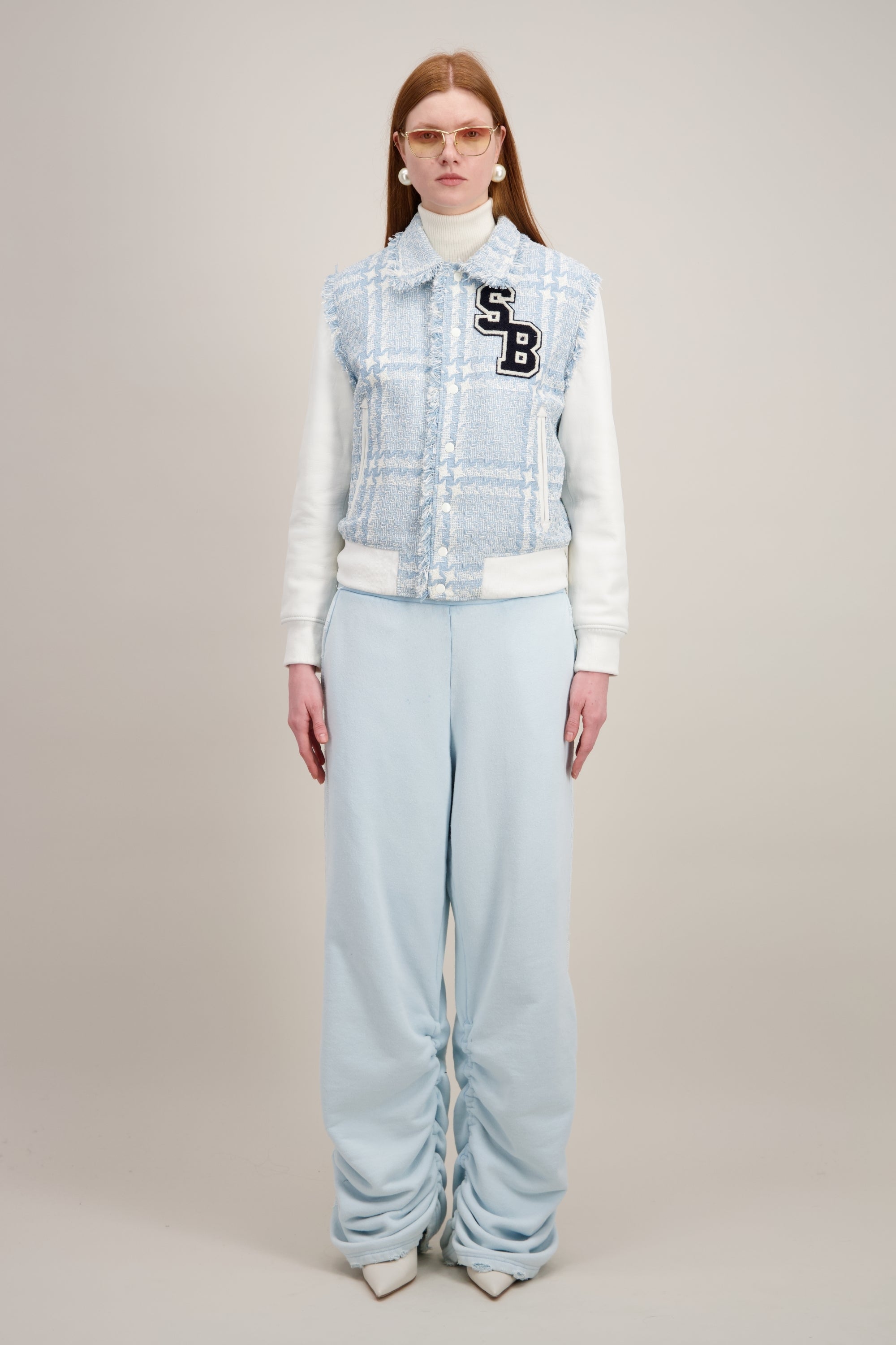 Varsity Jacket, plastron en tissu tweed exclusif, bleu écru. Vu en entier