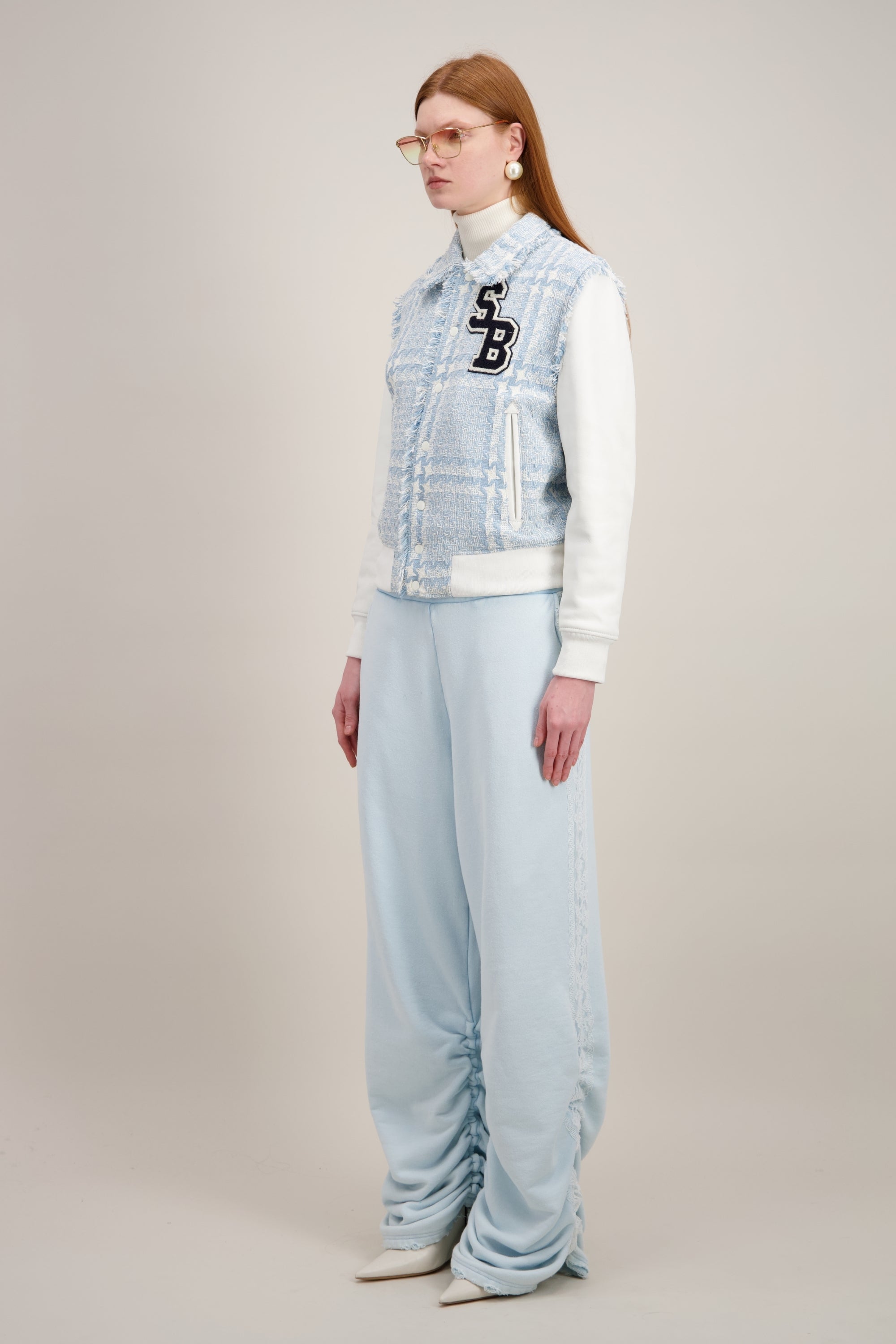 Varsity Jacket, plastron en tissu tweed exclusif, bleu écru. Vu de trois quarts