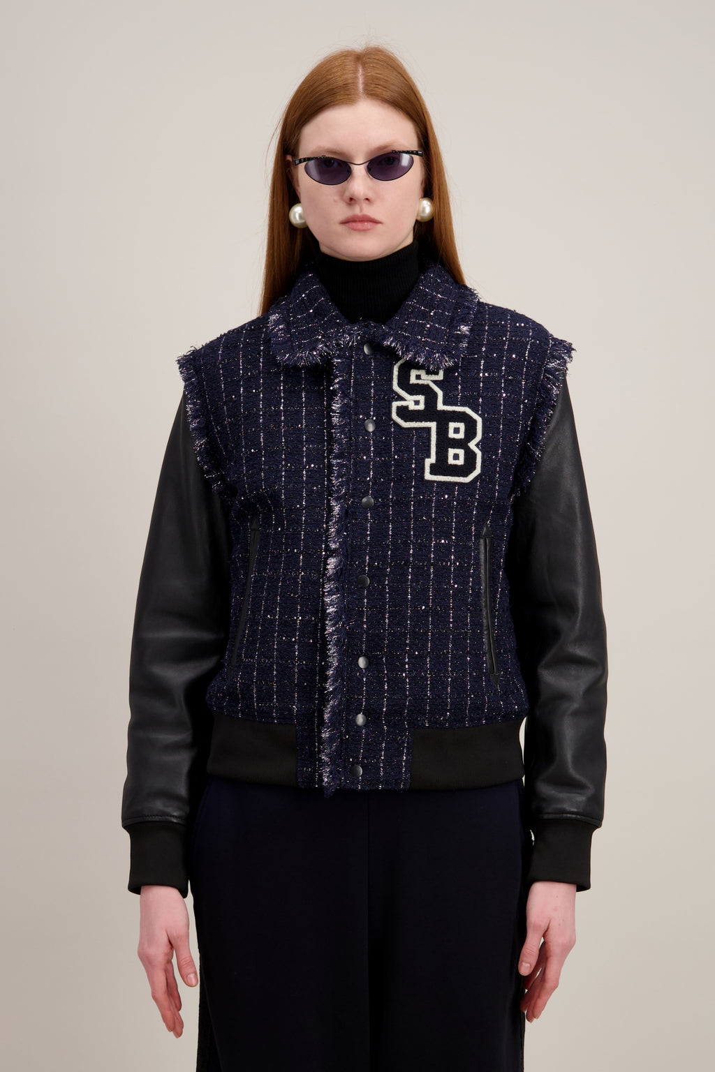 Varsity Jacket, plastron en tissu tweed exclusif, bleu et noir. Vu en détail