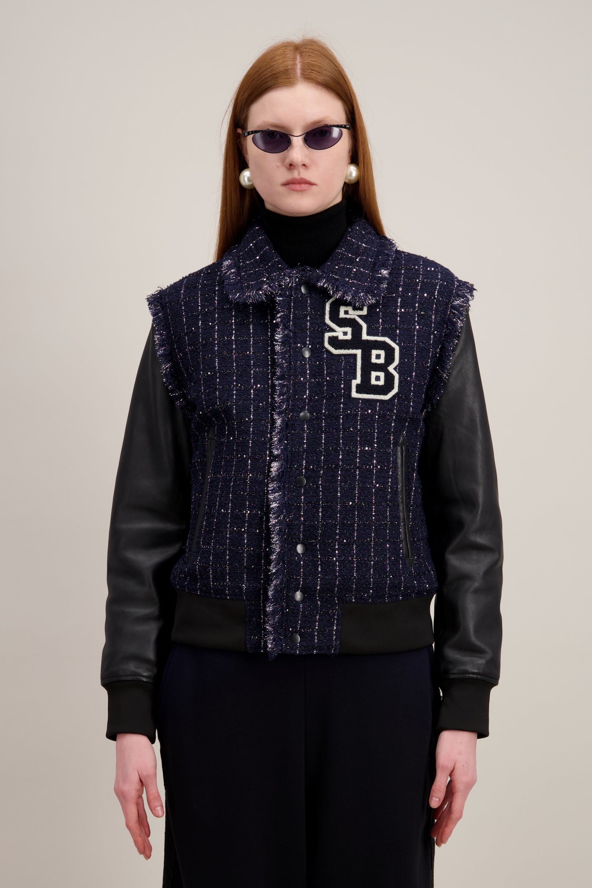 Varsity Jacket, plastron en tissu tweed exclusif, bleu et noir. Vu en détail
