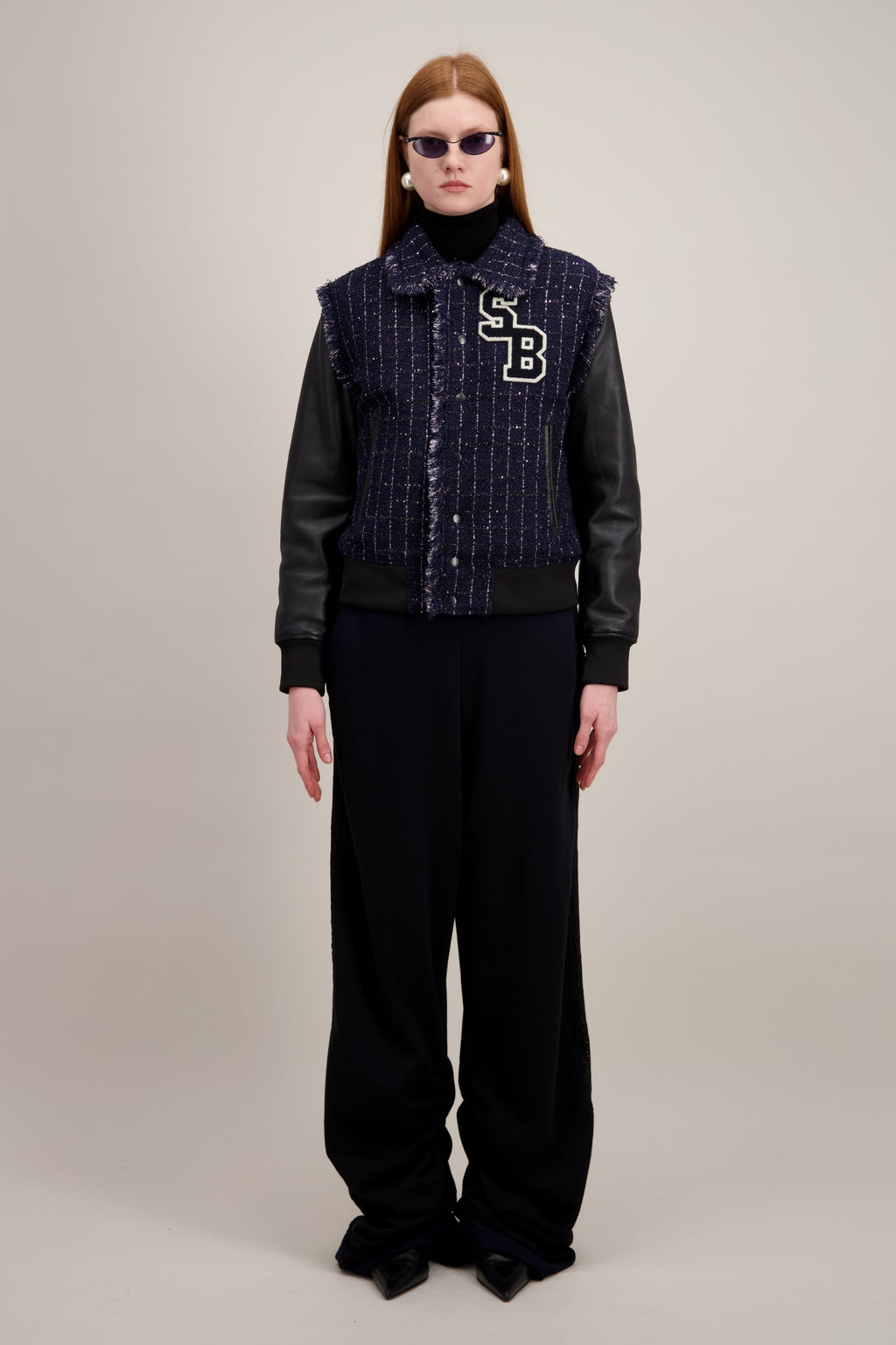 Varsity Jacket, plastron en tissu tweed exclusif, bleu et noir. Vu en entier