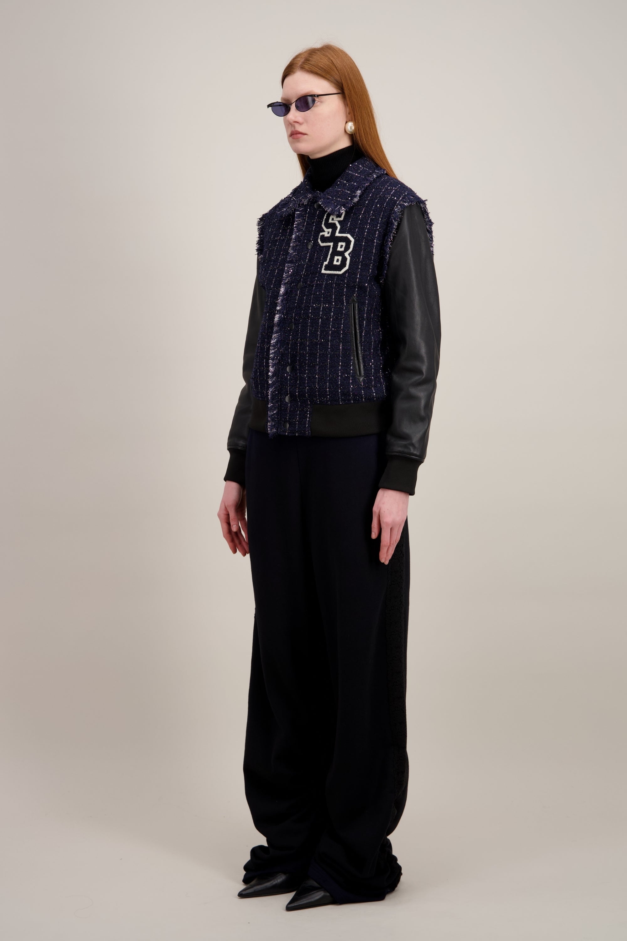 Varsity Jacket, plastron en tissu tweed exclusif, bleu et noir. Vu de trois quarts
