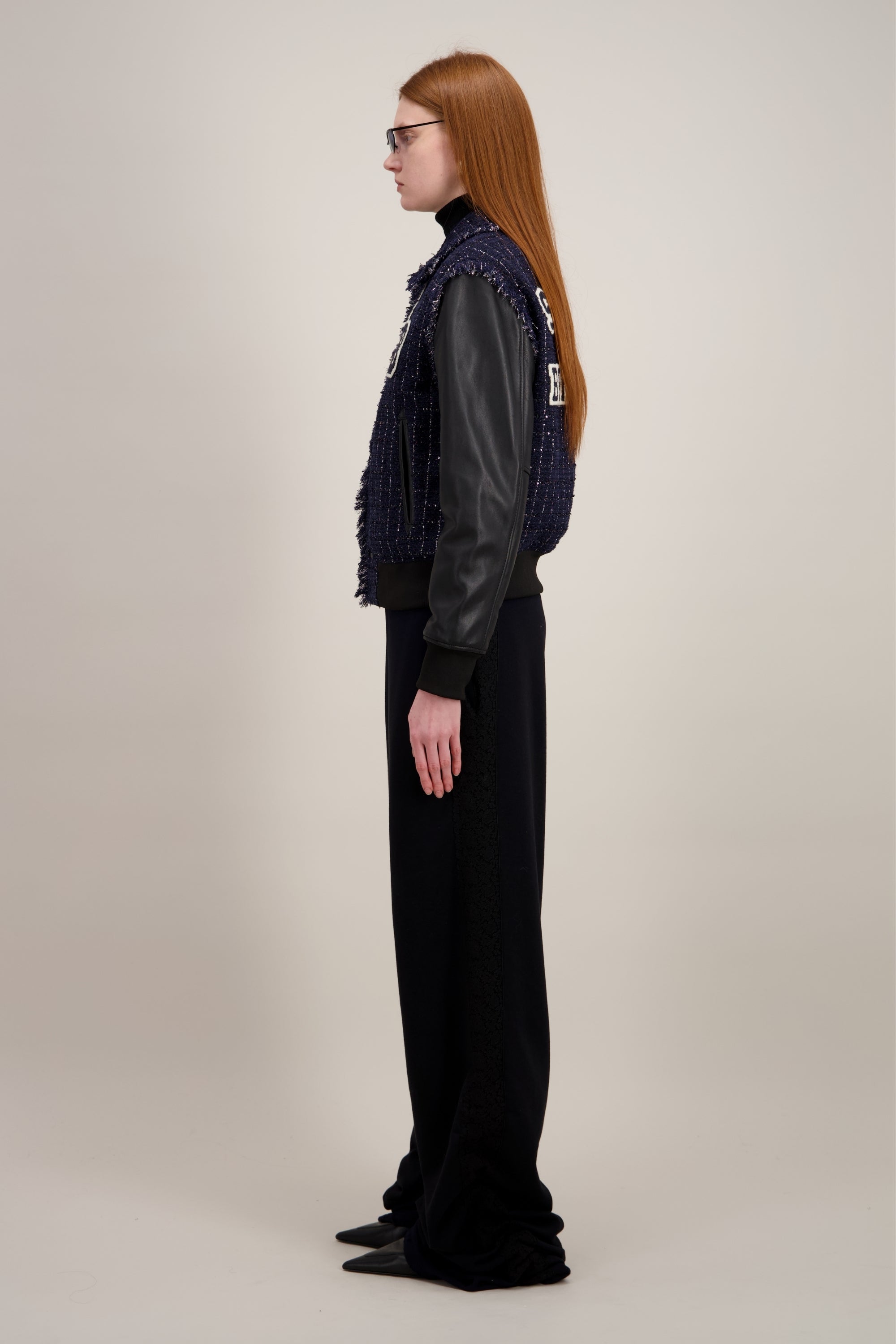 Varsity Jacket, plastron en tissu tweed exclusif, bleu et noir. Vu de côté