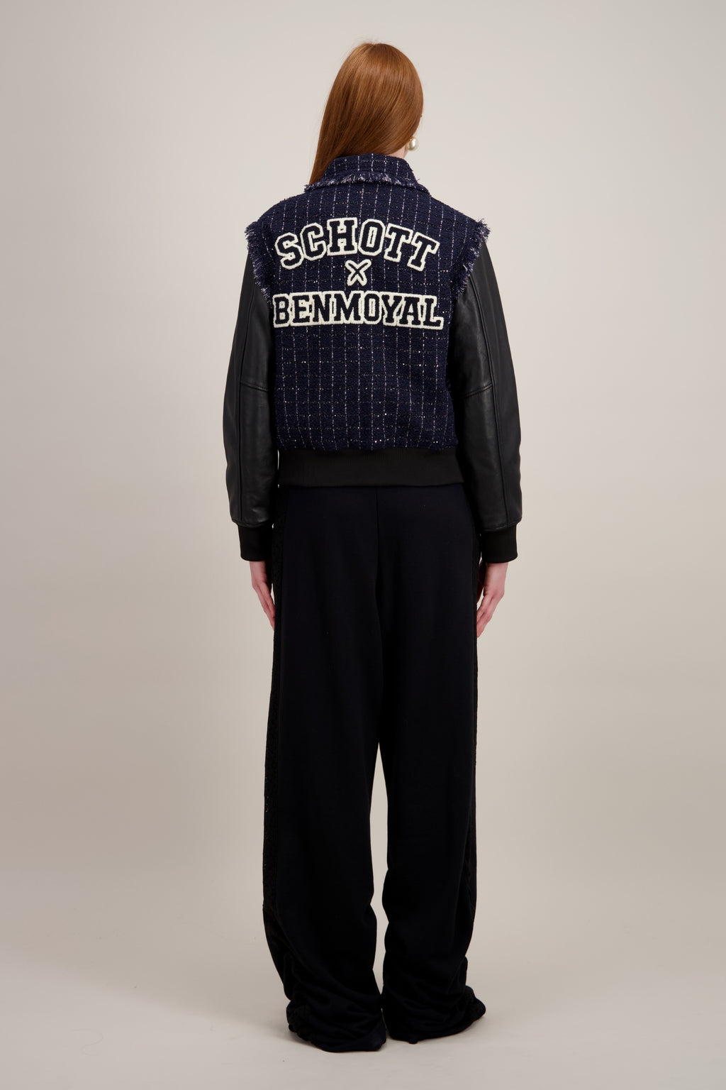 Varsity Jacket, plastron en tissu tweed exclusif, bleu et noir. Vu de dos