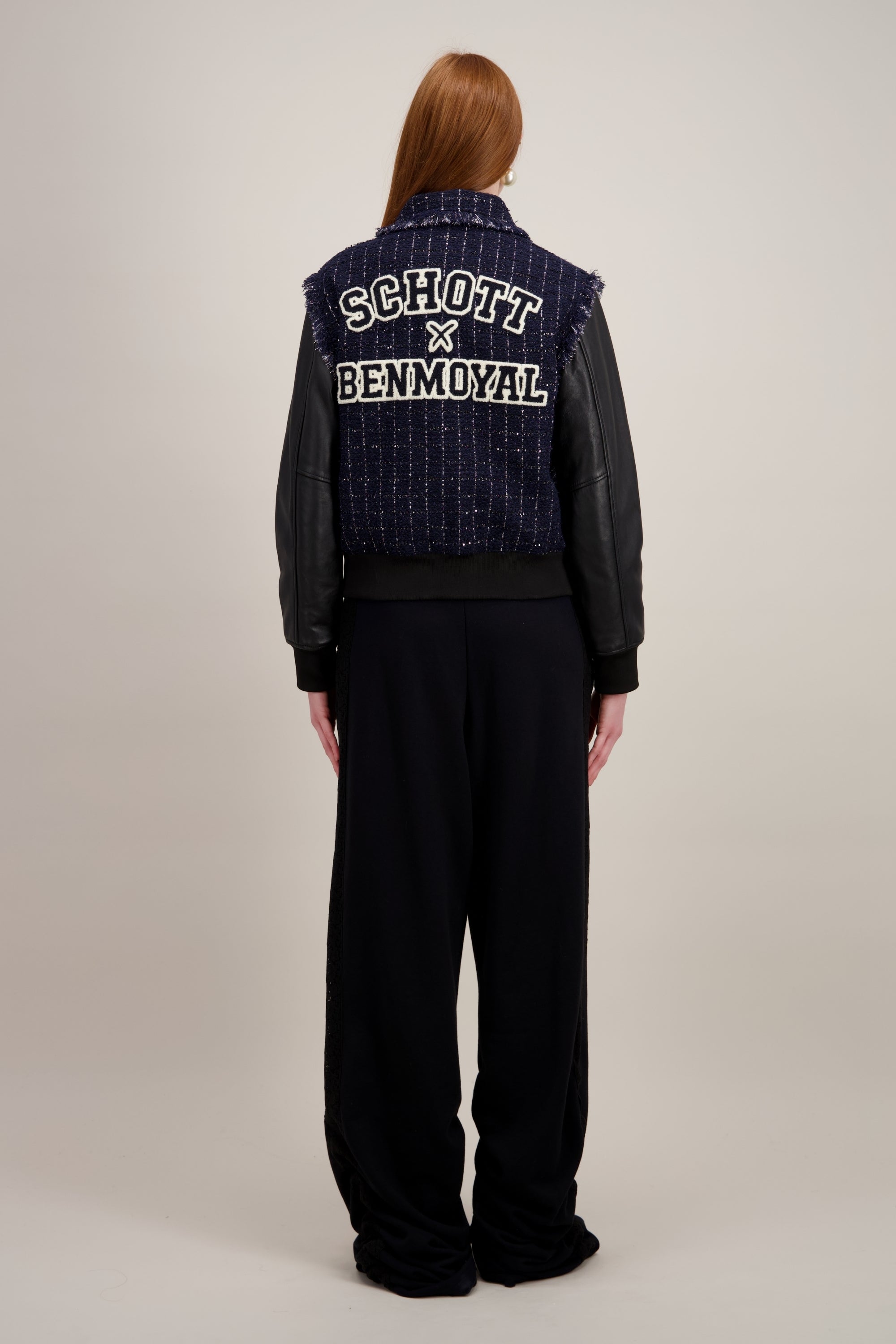 Varsity Jacket, plastron en tissu tweed exclusif, bleu et noir. Vu de dos