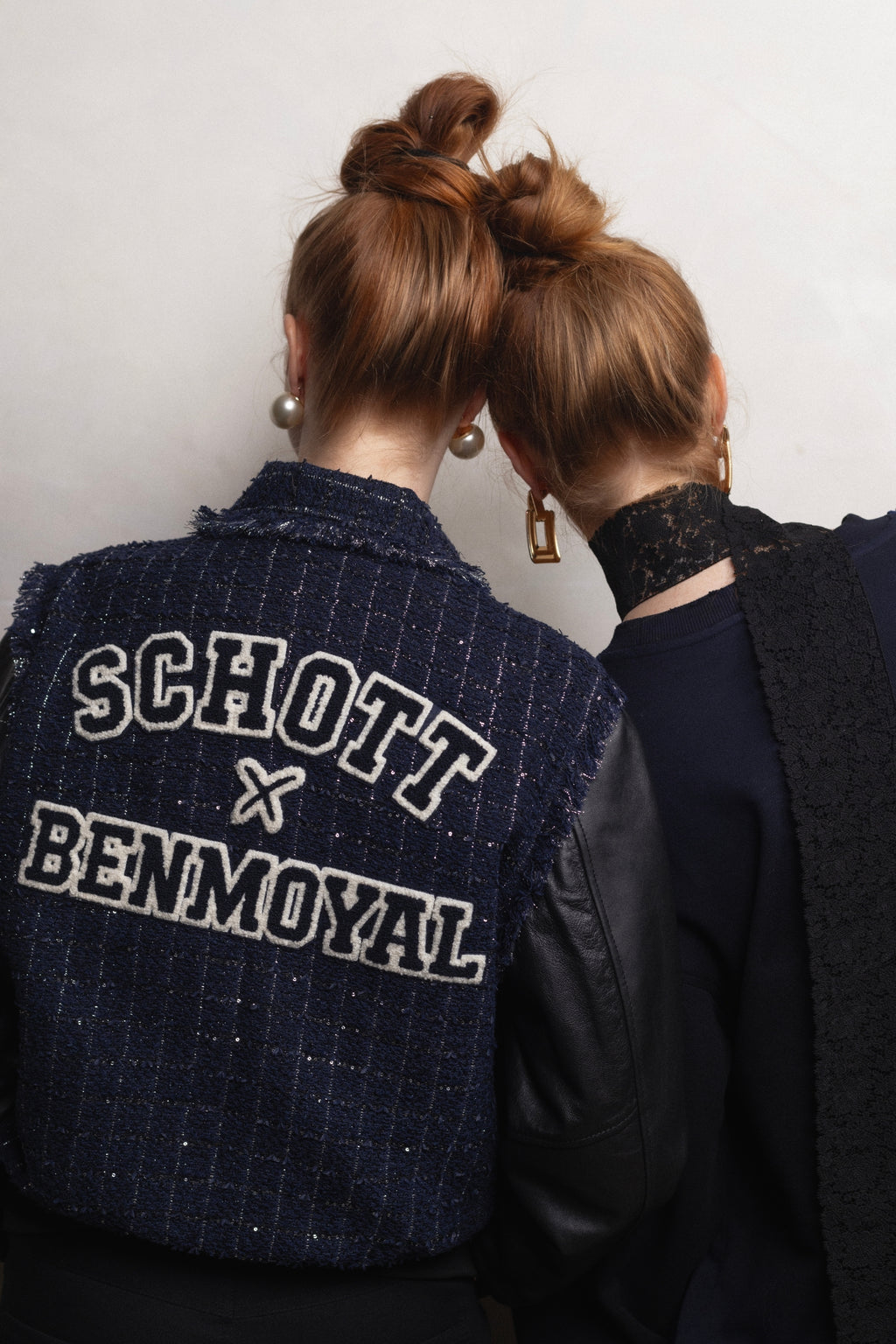 Varsity Jacket, plastron en tissu tweed exclusif, bleu et noir. Vu en total look