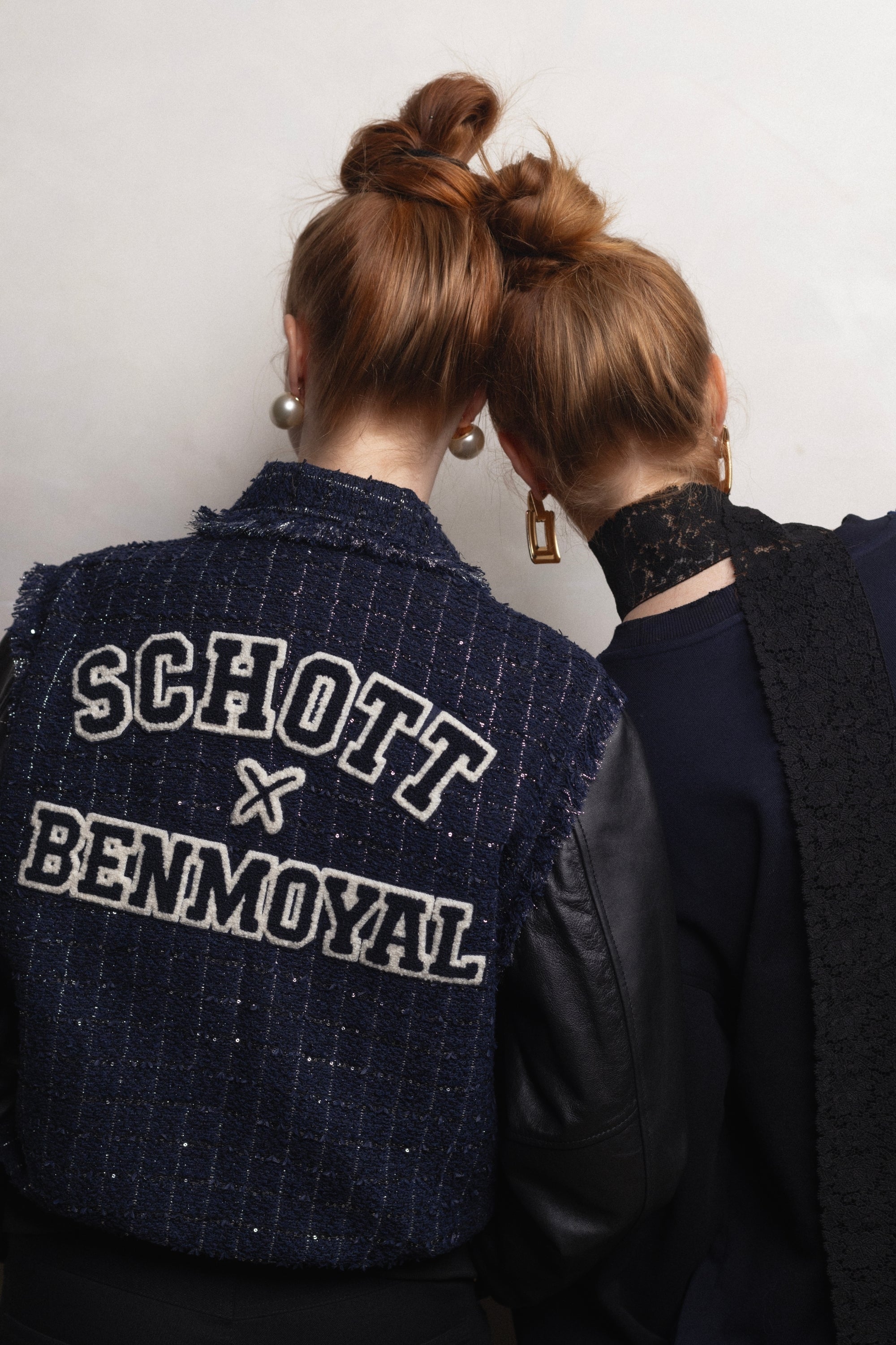 Varsity Jacket, plastron en tissu tweed exclusif, bleu et noir. Vu en total look