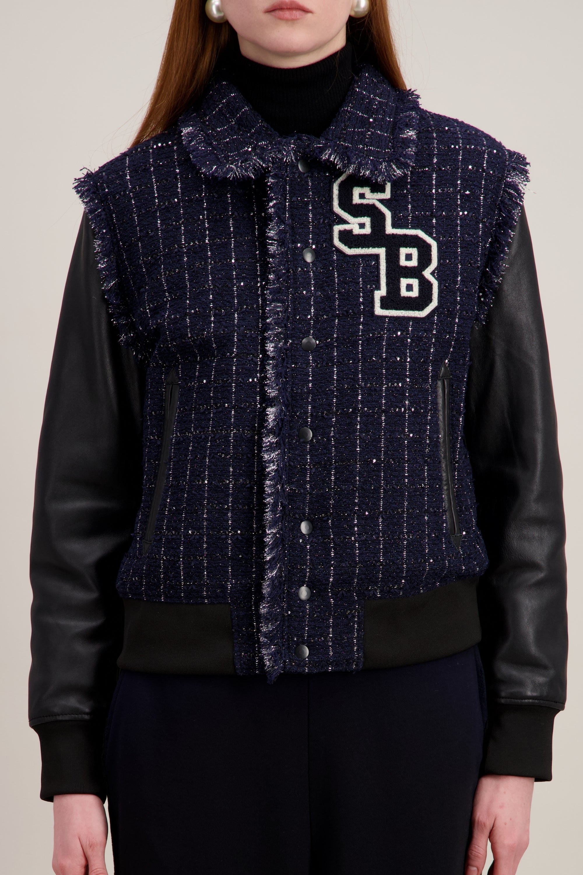 Varsity Jacket, plastron en tissu tweed exclusif, bleu et noir. Détails