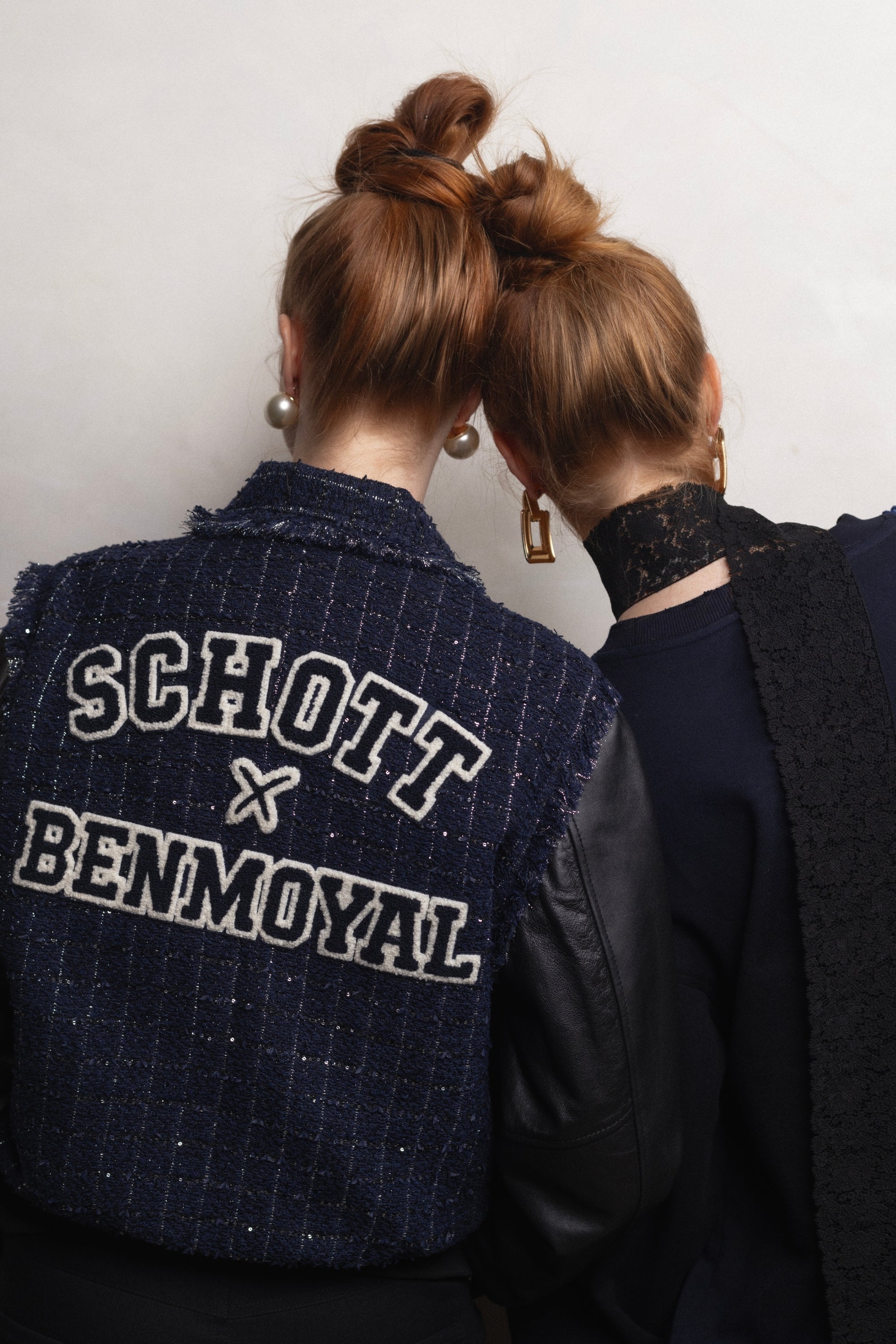 Pièce emblématique du vestiaire américain, le Varsity Jacket se réinvente en deux coloris.